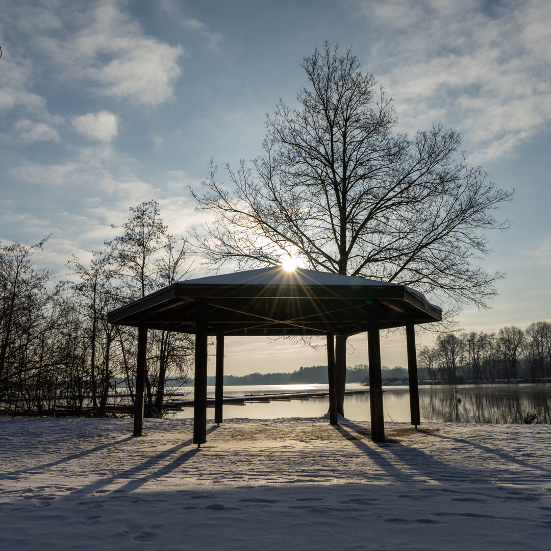 Pavillon im Winter am See