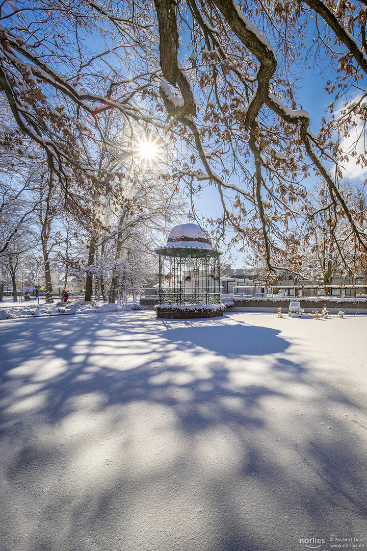 Pavillon mit Sonne