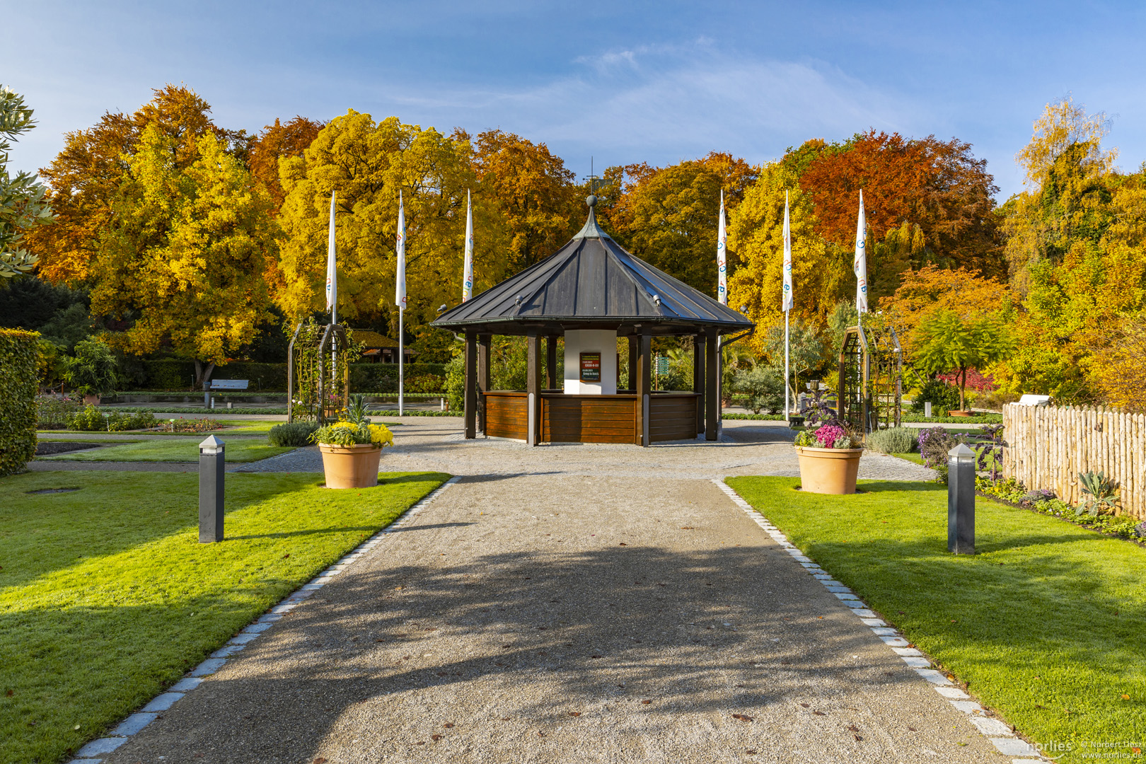 Pavillon und Bäume