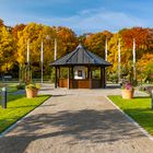 Pavillon und Bäume