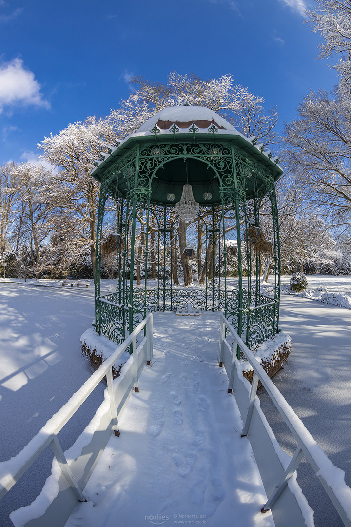 Pavillon und blauer Himmel