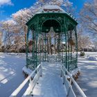 Pavillon und blauer Himmel