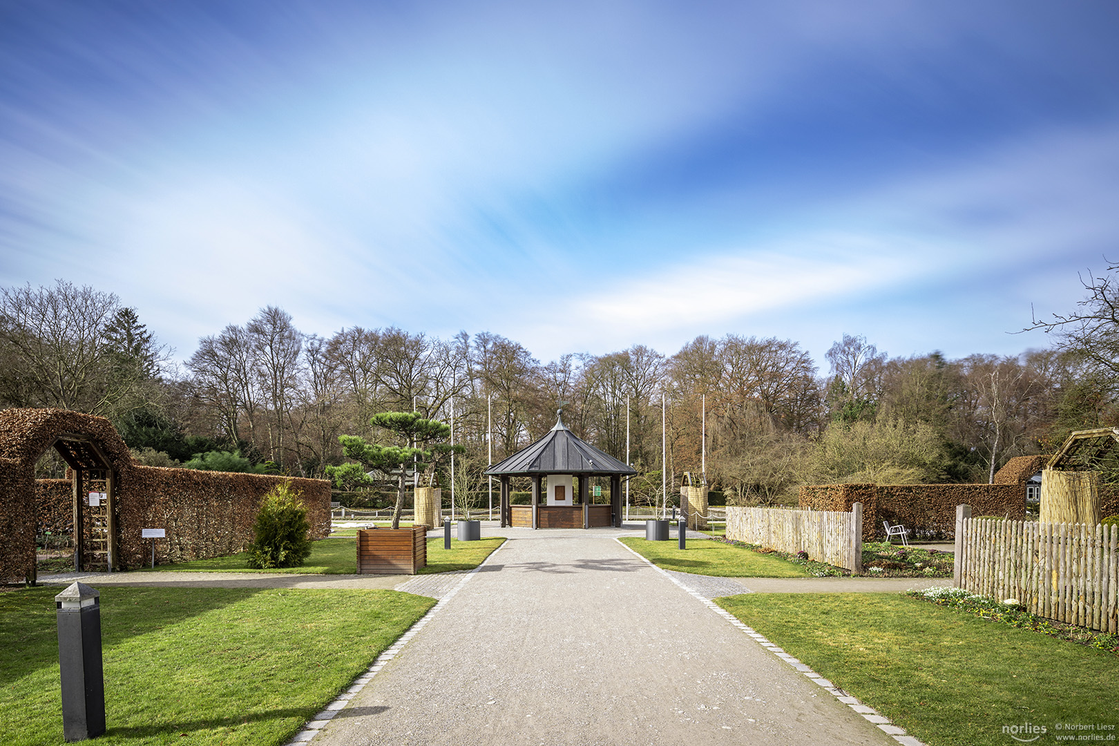 Pavillon und Wolken