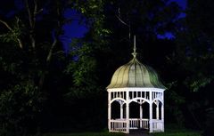 Pavillon vor blauem Himmel