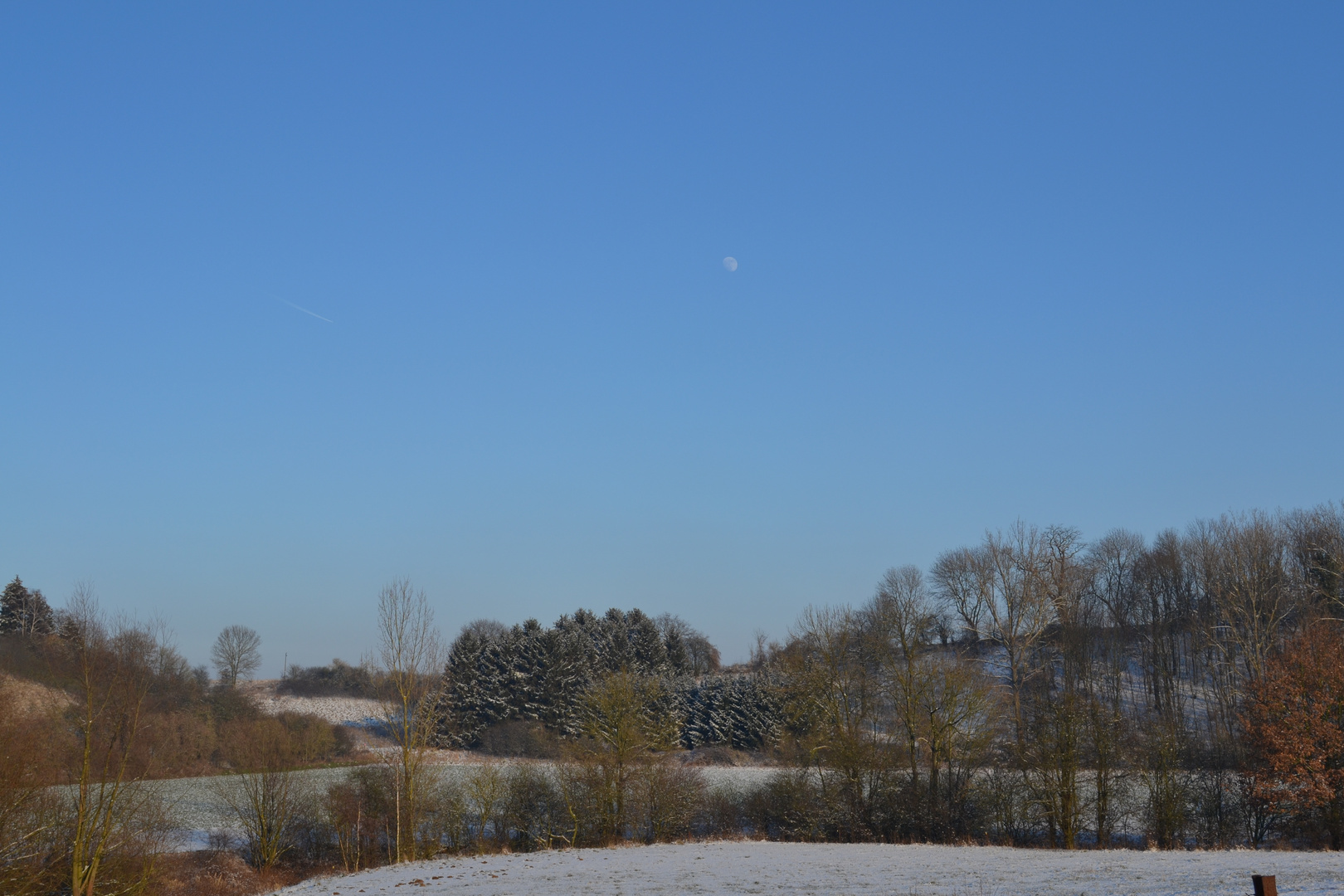 Paysage enneigé et ciel azur