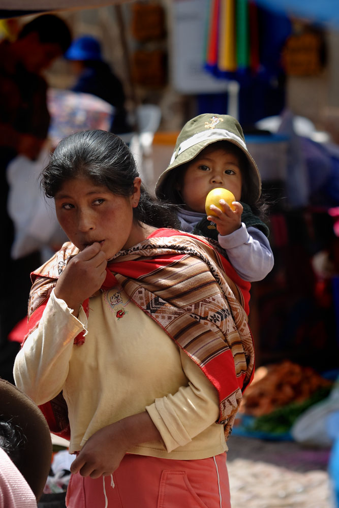 Paysanne et son enfant sur le marché de Pisac, vallée de l'Urubamba, Pérou