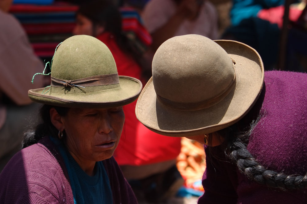 Paysannes sur le marché de Pisac, vallée de l'Urubamba, Pérou