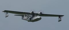 PBY Catalina im Tiefflug