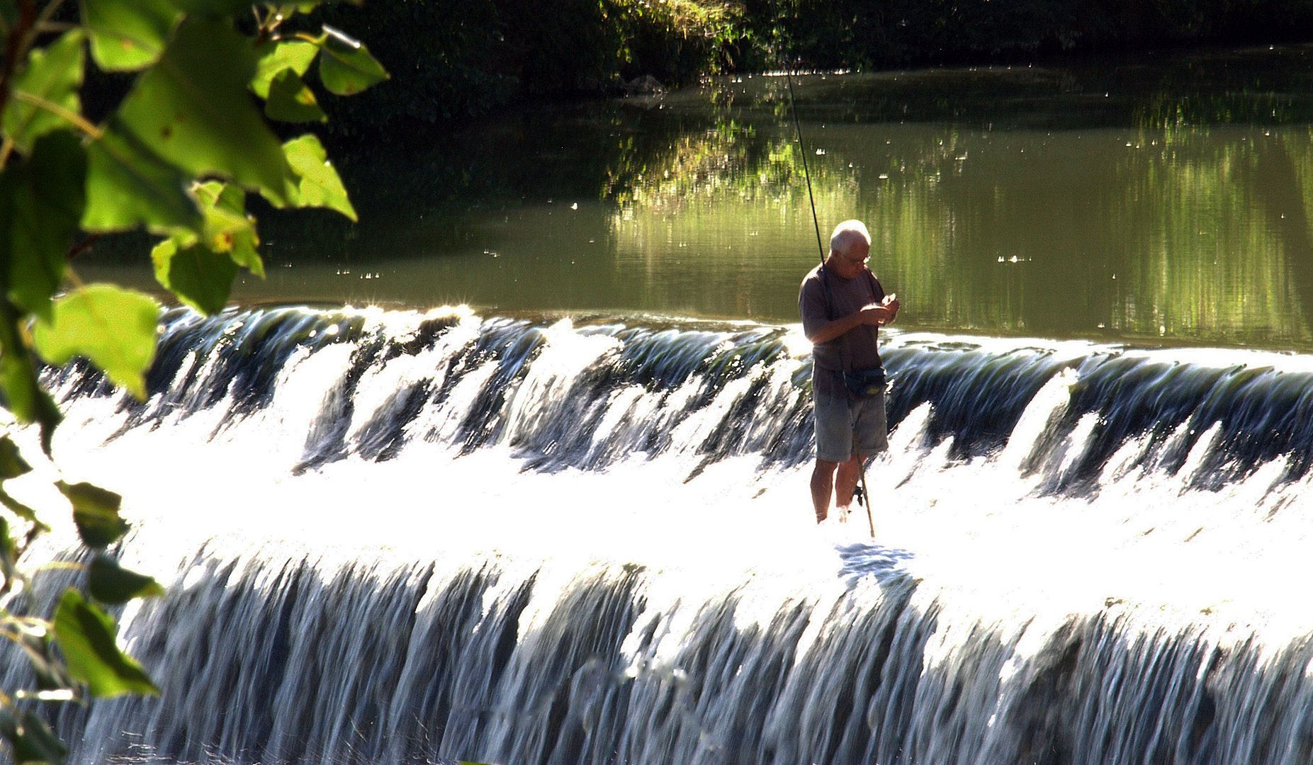 Pêche sur la chaussée du moulin de Gauge à Condom (Gers)