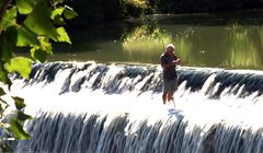 Pêche sur la chaussée du moulin de Gauge à Condom (Gers)