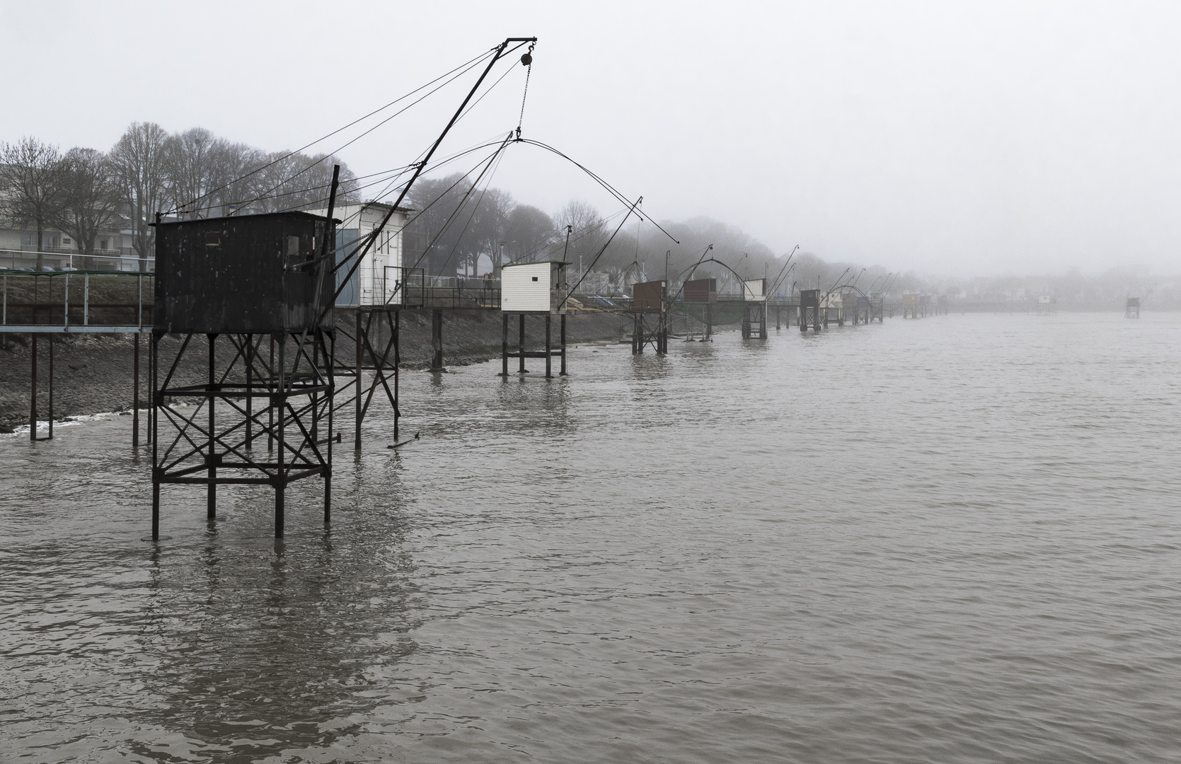 Pêcheries dans la brume