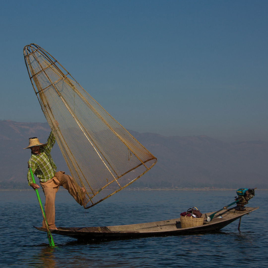 Pêcheur à la nasse, Lac Inle.