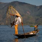 Pêcheur à la nasse sur sa barque au Lac Inle.