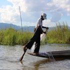 Pêcheur au lac Inle et sa façon si particulière de ramer.