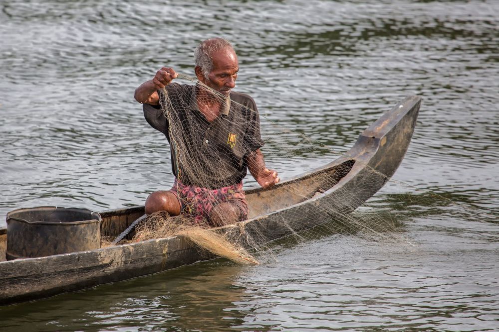 Pêcheur dans le canal