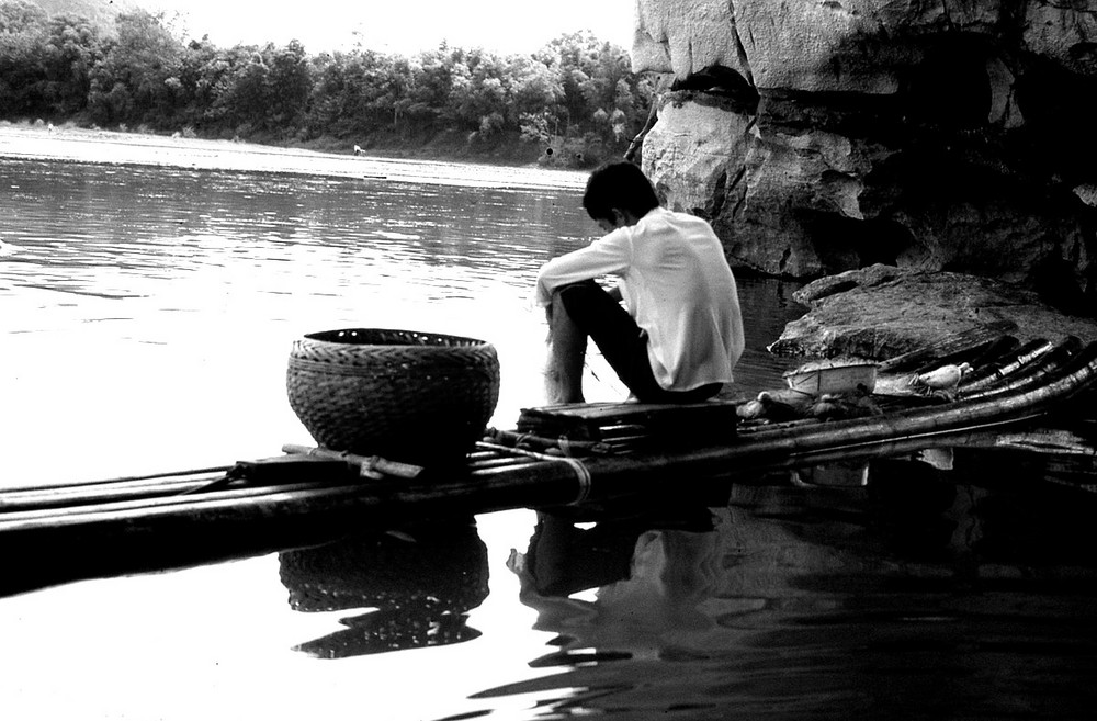 Pêcheur de la rivière Li sur son radeau en bambou - Chine
