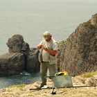 Pêcheur préparant sa ligne : lancée à 30 m au dessus de la mer !