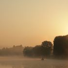 pêcheur sur le cher dans la brume du petit matin.