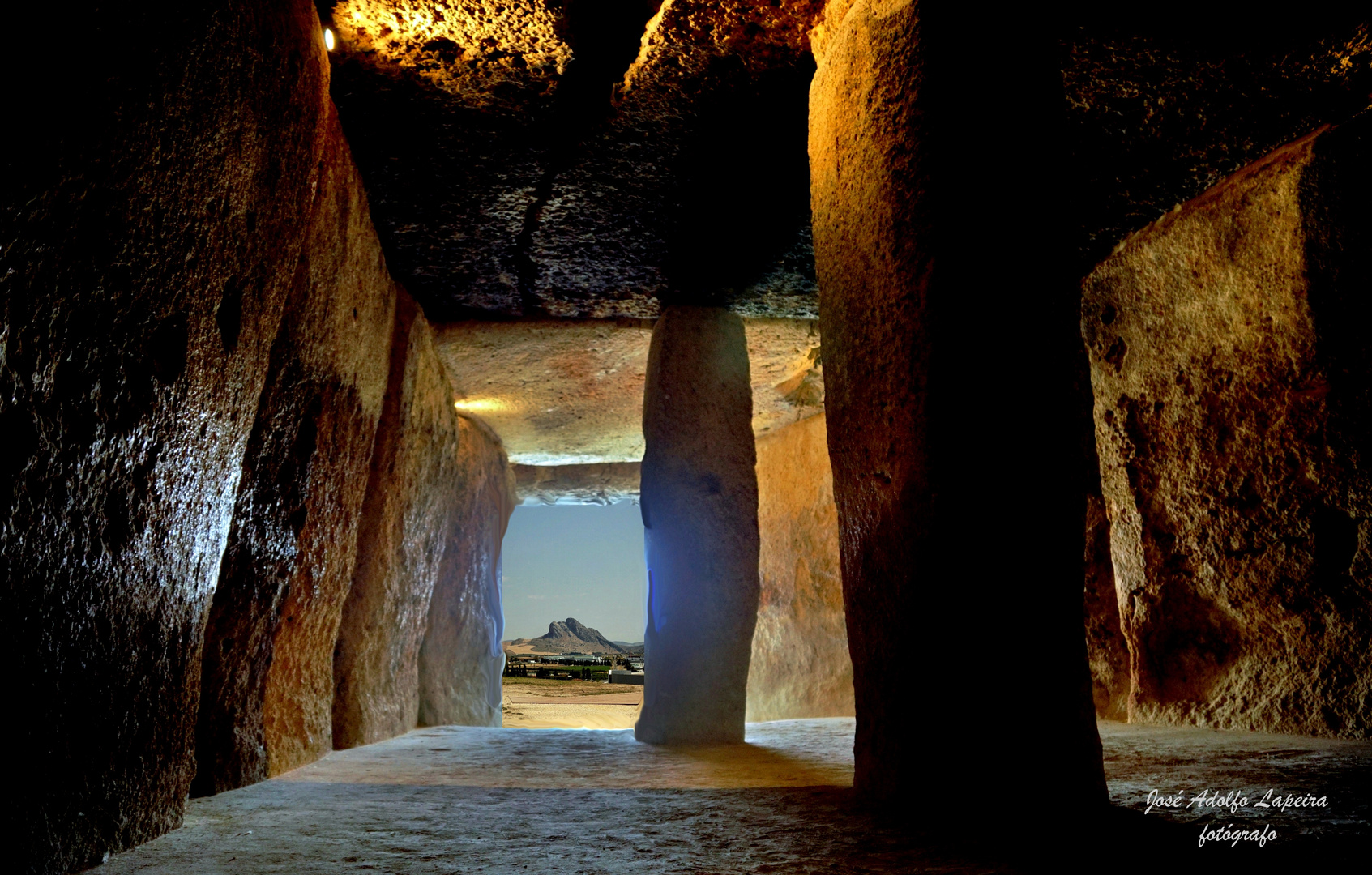 Peña de los enamorados. Dolmen de Menga