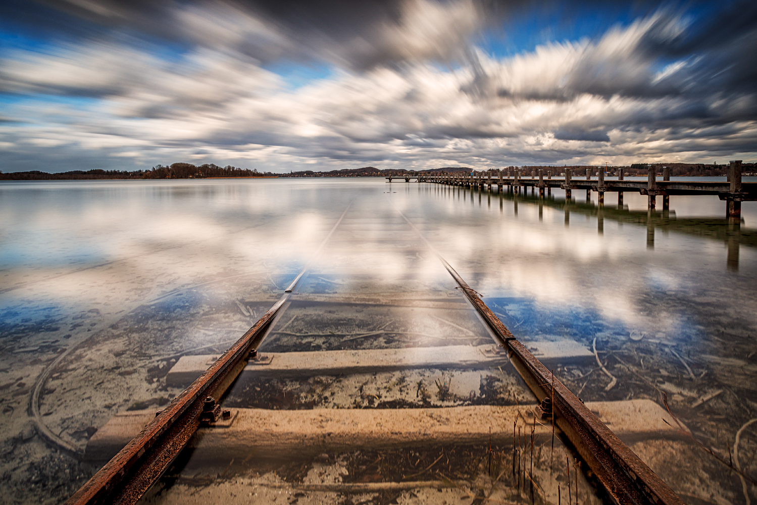 peaceful pictures against war - wege im sturm