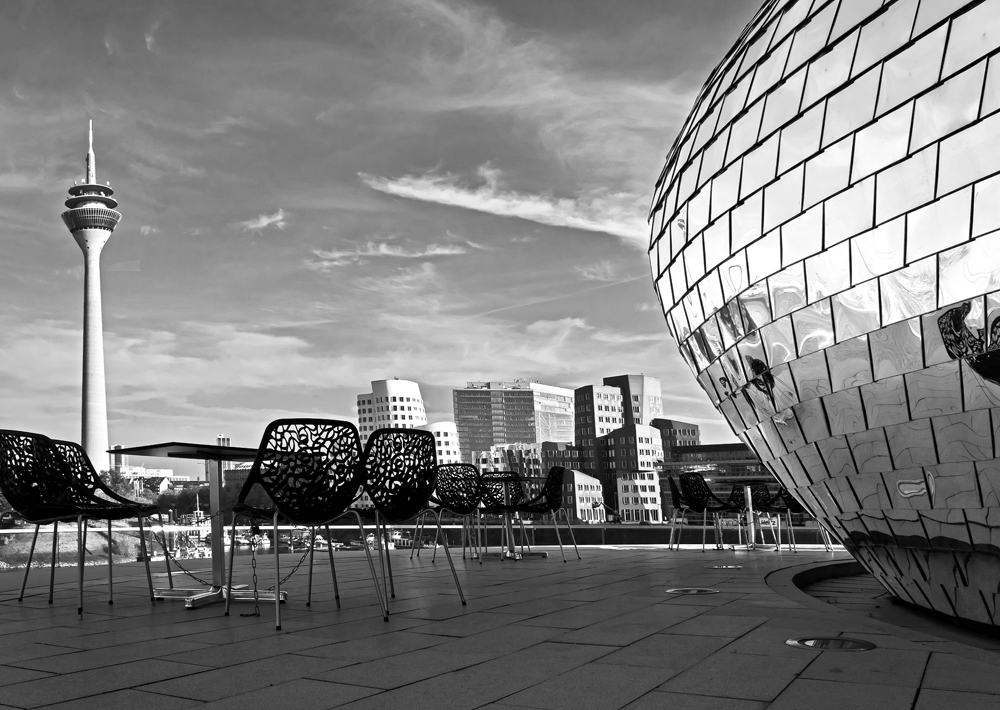 Pebbles Bar und Gehry Häuser Medienhafen Düsseldorf