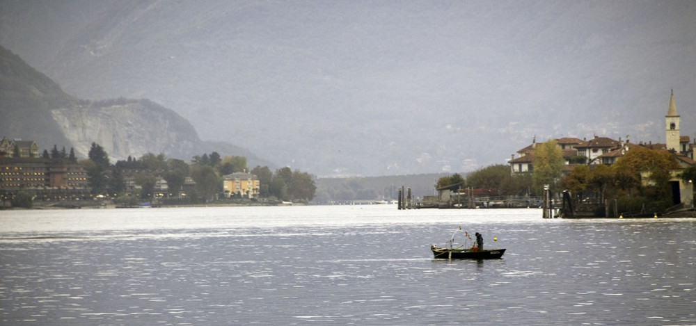 Pecheur sur le lac majeur