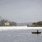 Pecheur sur le lac majeur