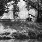 Pedalando lungo il fiume.