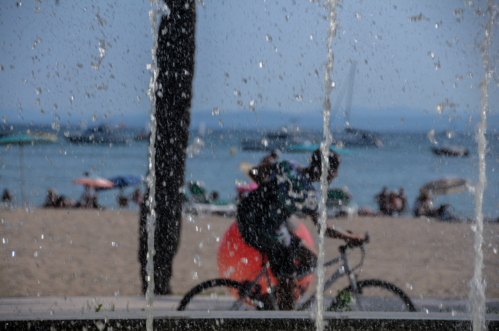 pedaleando tras el agua