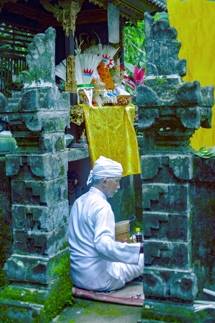 Pedanda priest at Pagawesi