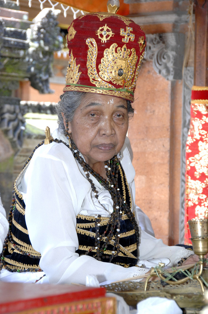 Pedanda ,sacerdode donna balinese