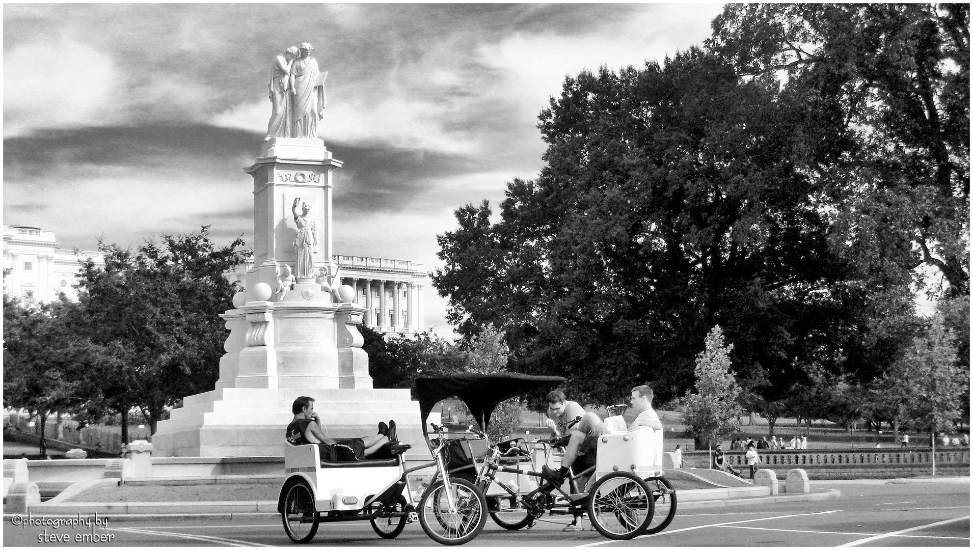 Pedicabs and Peace Monument, U.S. Capitol West...