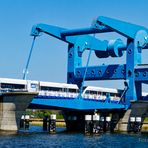 PEENEBRÜCKE WOLGAST MIT ZUG DER USEDOMER BÄDERBAHN