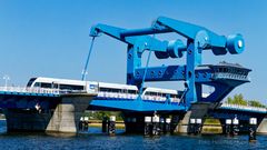 PEENEBRÜCKE WOLGAST MIT ZUG DER USEDOMER BÄDERBAHN