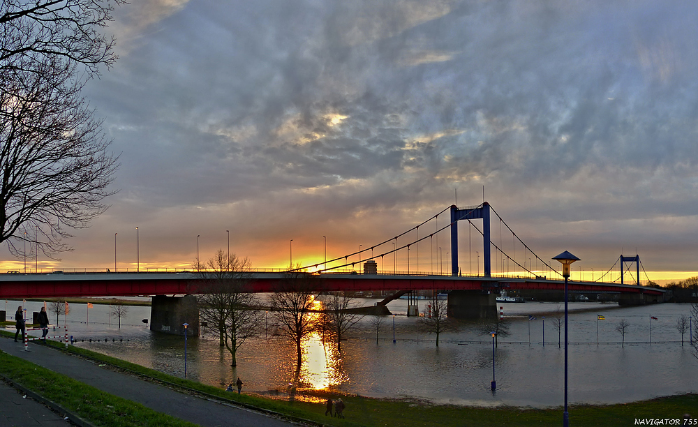 Pegelstand Duisburg - Ruhrort : 894 cm, 16:30, 29.12.12