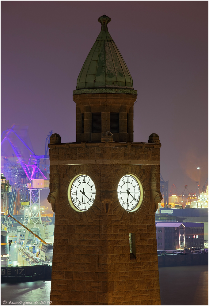 Pegelturm an den Landungsbrücken