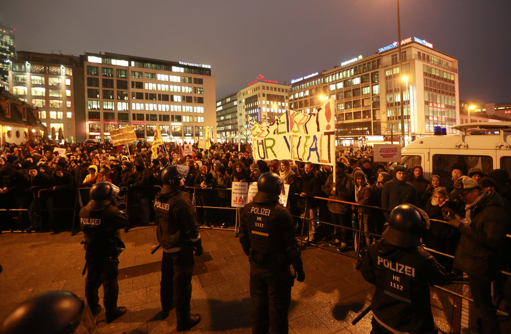 Pegida- und  Gegendemonstration