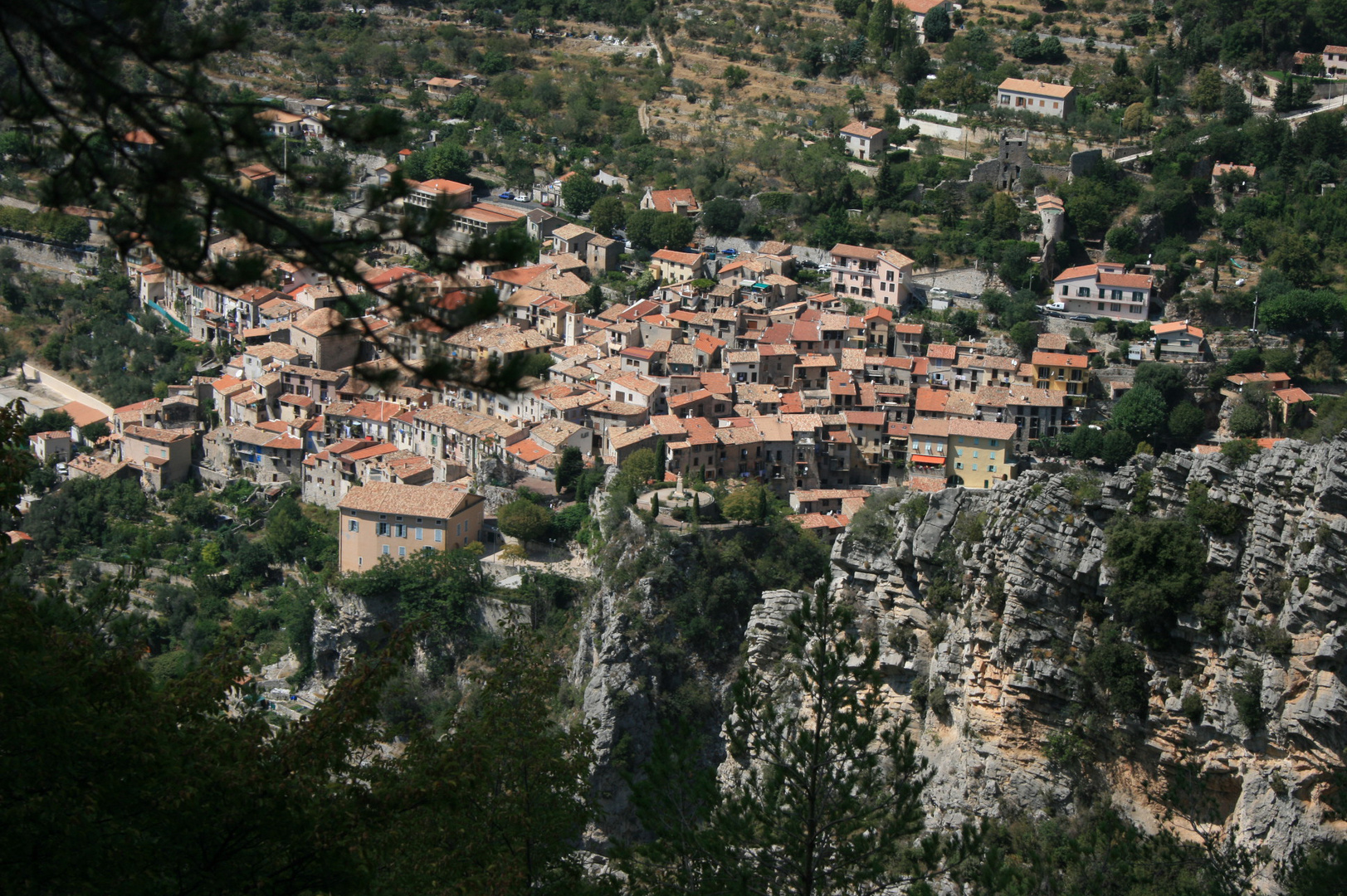 Peille a strapiombo sull'imponente crinale roccioso. (da Viaggio nella Terra della luce)