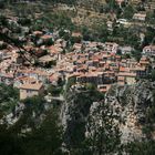 Peille a strapiombo sull'imponente crinale roccioso. (da Viaggio nella Terra della luce)