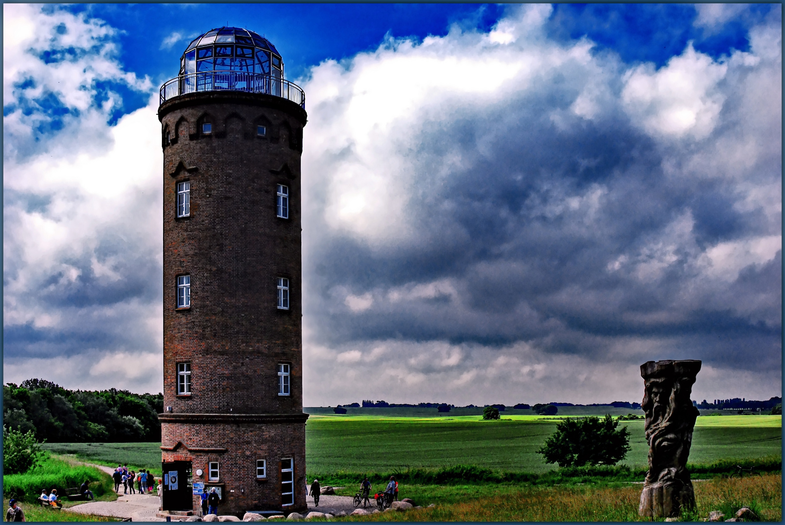 Peilturm und Holzskulptur am Kap Arkona