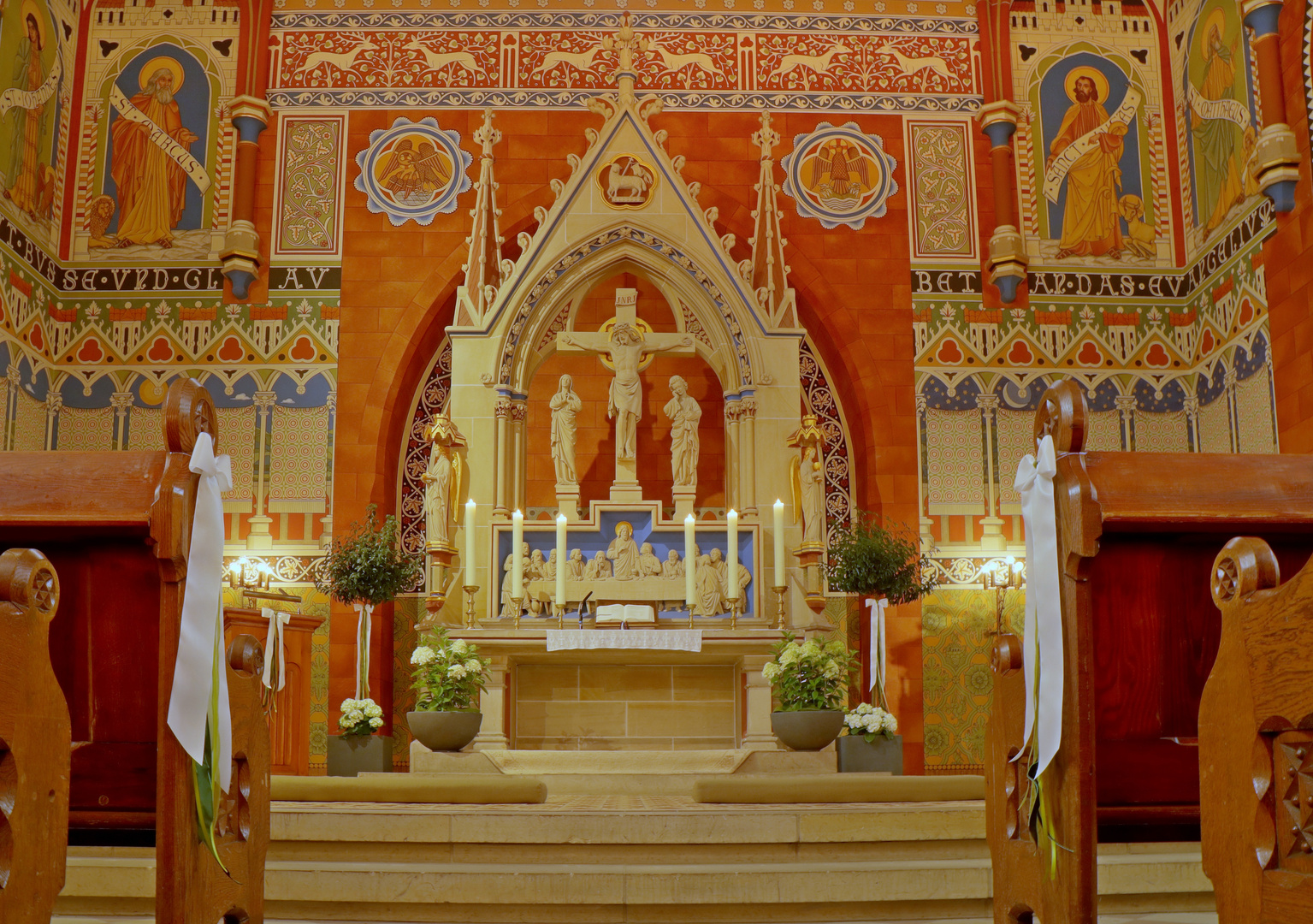 Peine St.-Jakobi-Kirche Altar Blumenschmuck