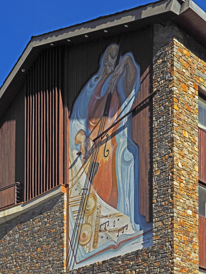 Peinture murale sur la façade latérale du bâtiment « La Font del Comú » d’Ordino.