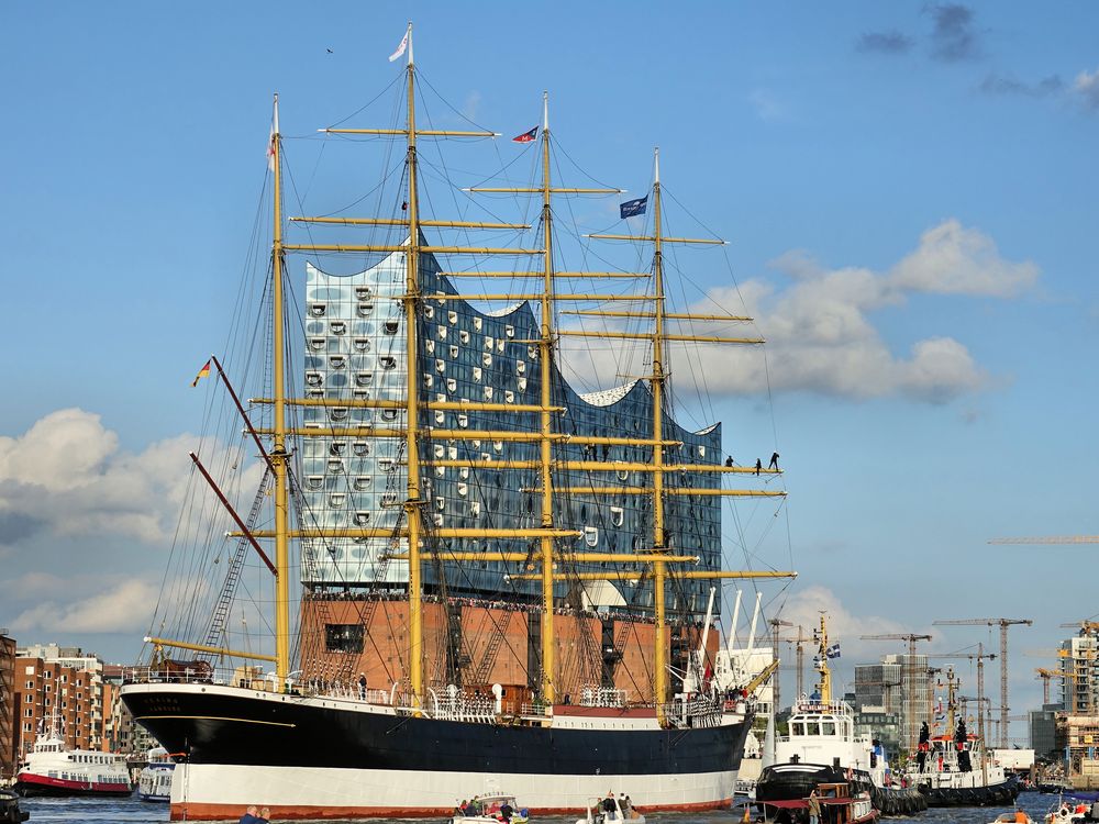 Peking in ganz groß vor der Elbphilharmonie