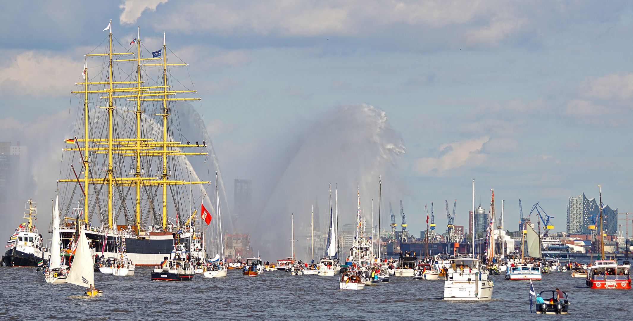 Peking  mit Geleit in den Hafen