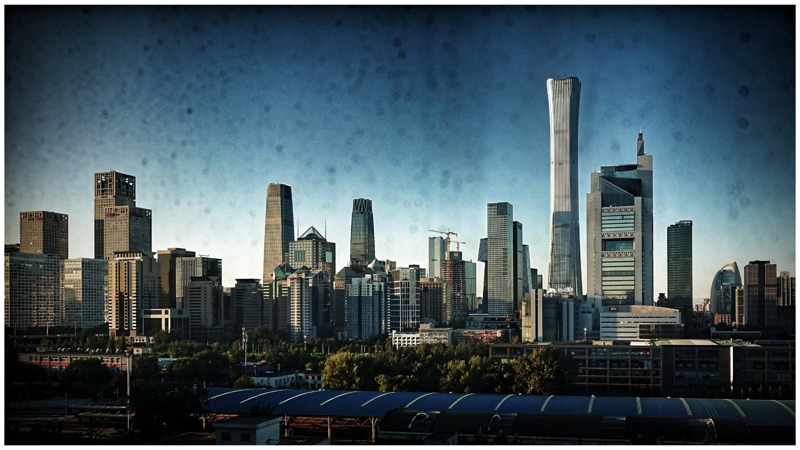 Pekings Chaoyang CBD (Central Business District) durch ein beflecktes Fenster gesehen 