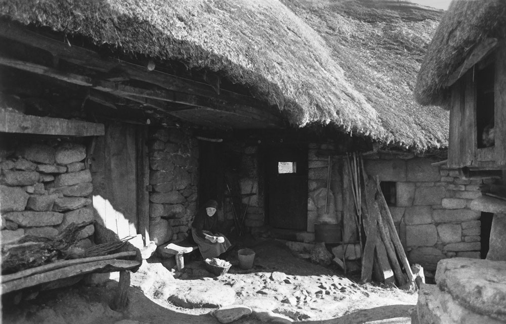 Pelando patatas.- Palloza (Vivienda prerromana).Lugo-Galicia