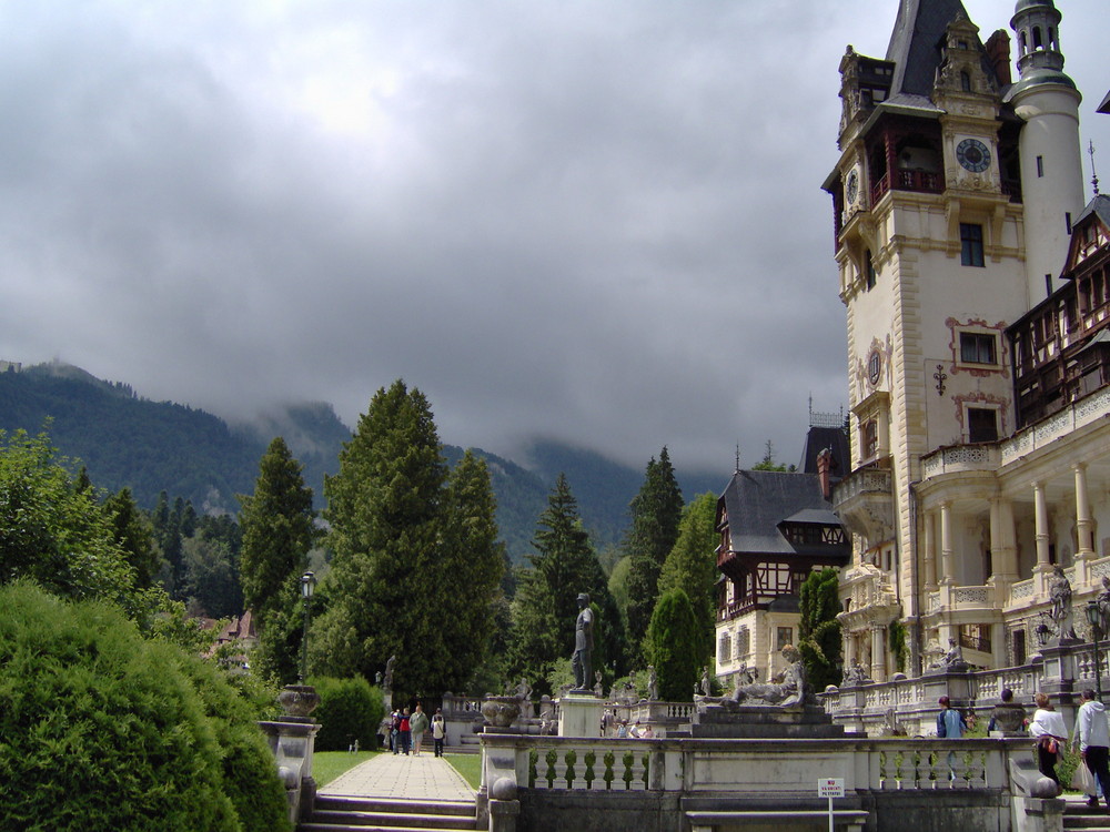 Peles Castle (front aley), Sinaia, RO