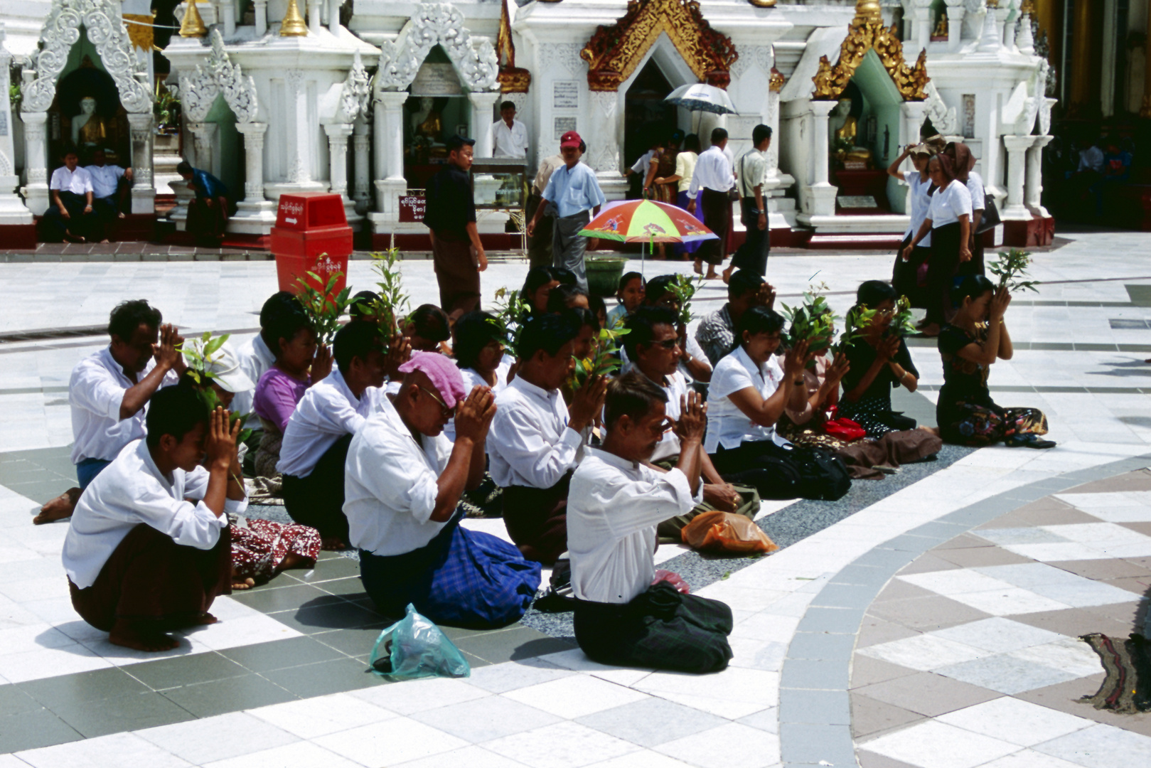 Pellegrini in Shwedagon Paya