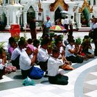 Pellegrini in Shwedagon Paya