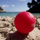 Pelota con el mar de fondo